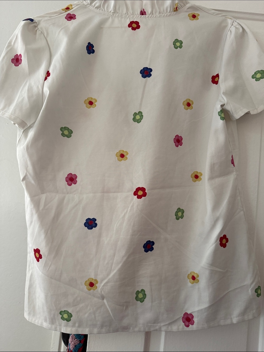 White Ruffled V-Neck Floral Blouse - Picture 5 of 5